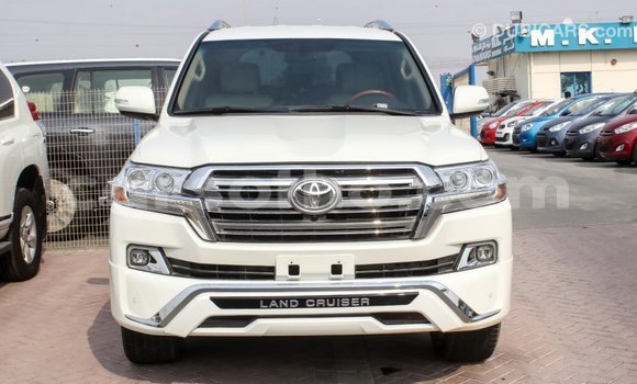 Sayi Imported Toyota Land Cruiser White Mota in Import - Dubai a Maseru Sayi Imported Toyota Land Cruiser White Mota in Import - Dubai a Maseru