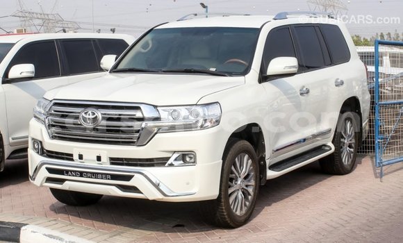 Sayi Imported Toyota Land Cruiser White Mota in Import - Dubai a Maseru Sayi Imported Toyota Land Cruiser White Mota in Import - Dubai a Maseru