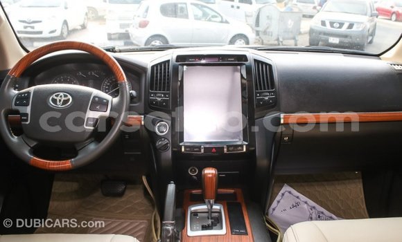 Sayi Imported Toyota Land Cruiser White Mota in Import - Dubai a Maseru Sayi Imported Toyota Land Cruiser White Mota in Import - Dubai a Maseru