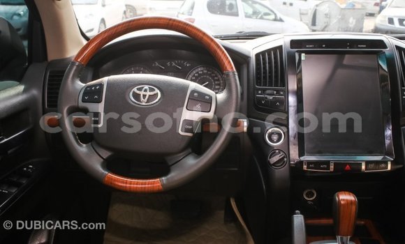 Sayi Imported Toyota Land Cruiser White Mota in Import - Dubai a Maseru Sayi Imported Toyota Land Cruiser White Mota in Import - Dubai a Maseru