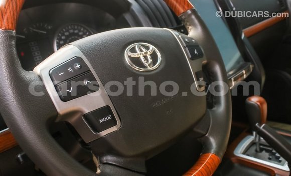 Sayi Imported Toyota Land Cruiser White Mota in Import - Dubai a Maseru Sayi Imported Toyota Land Cruiser White Mota in Import - Dubai a Maseru