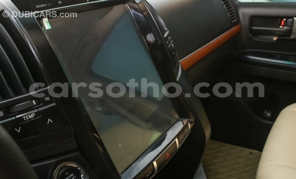 Sayi Imported Toyota Land Cruiser White Mota in Import - Dubai a Maseru Sayi Imported Toyota Land Cruiser White Mota in Import - Dubai a Maseru