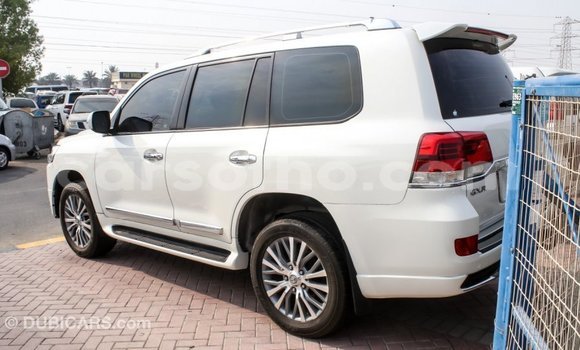 Sayi Imported Toyota Land Cruiser White Mota in Import - Dubai a Maseru Sayi Imported Toyota Land Cruiser White Mota in Import - Dubai a Maseru