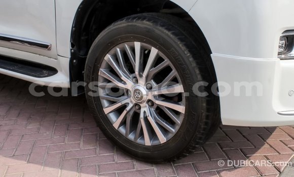 Sayi Imported Toyota Land Cruiser White Mota in Import - Dubai a Maseru Sayi Imported Toyota Land Cruiser White Mota in Import - Dubai a Maseru