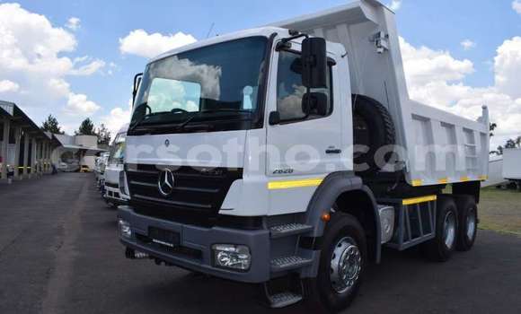 Acheter Occasion Utilitaire Mercedes‒Benz Tipper Blanc à Maseru, Maseru Acheter Occasion Utilitaire Mercedes‒Benz Tipper Blanc à Maseru, Maseru