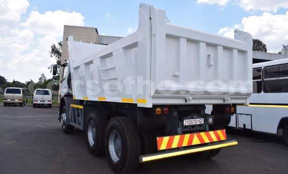 Acheter Occasion Utilitaire Mercedes‒Benz Tipper Blanc à Maseru, Maseru Acheter Occasion Utilitaire Mercedes‒Benz Tipper Blanc à Maseru, Maseru