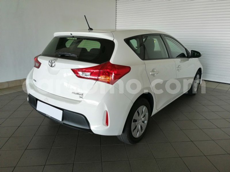 Big with watermark 2013 toyota auris 1