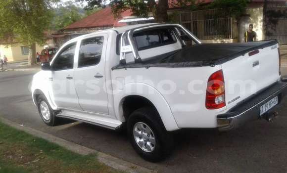 اشتري مستعمل Toyota Hilux White سيارة في Hlotse في Leribe اشتري مستعمل Toyota Hilux White سيارة في Hlotse في Leribe