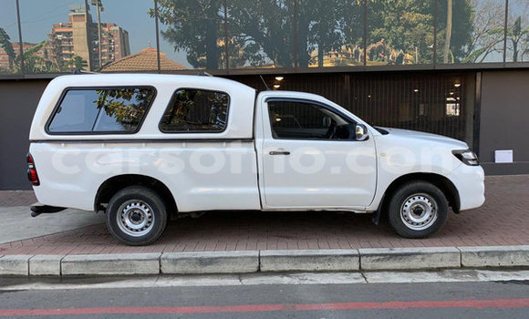 Sayi Na hannu Toyota Hilux White Mota in Hlotse a Leribe Sayi Na hannu Toyota Hilux White Mota in Hlotse a Leribe