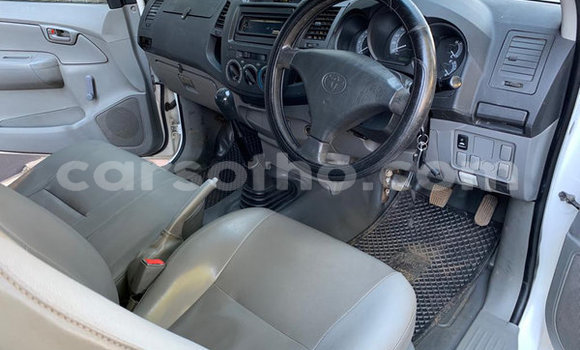 Sayi Na hannu Toyota Hilux White Mota in Hlotse a Leribe Sayi Na hannu Toyota Hilux White Mota in Hlotse a Leribe