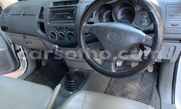 Sayi Na hannu Toyota Hilux White Mota in Hlotse a Leribe Sayi Na hannu Toyota Hilux White Mota in Hlotse a Leribe