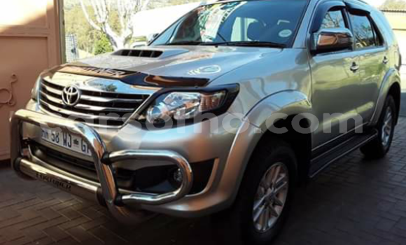 Sayi Na hannu Toyota Fortuner Beige Mota in Maseru a Maseru Sayi Na hannu Toyota Fortuner Beige Mota in Maseru a Maseru