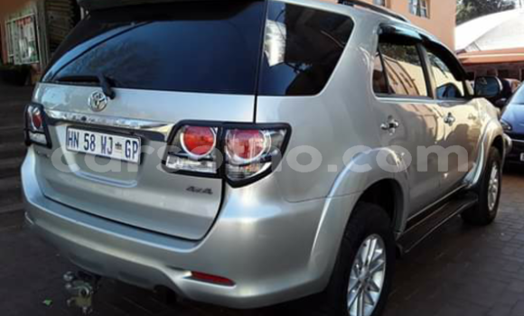 Sayi Na hannu Toyota Fortuner Beige Mota in Maseru a Maseru Sayi Na hannu Toyota Fortuner Beige Mota in Maseru a Maseru