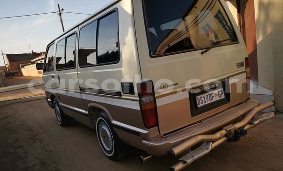 Sayi Na hannu Toyota Hiace Beige Mota in Hlotse a Leribe Sayi Na hannu Toyota Hiace Beige Mota in Hlotse a Leribe