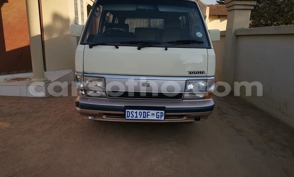 Sayi Na hannu Toyota Hiace Beige Mota in Hlotse a Leribe Sayi Na hannu Toyota Hiace Beige Mota in Hlotse a Leribe