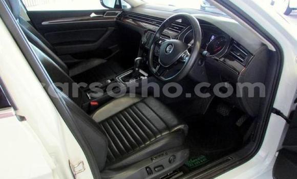 اشتري مستعمل Volkswagen Passat White سيارة في Maseru في Maseru اشتري مستعمل Volkswagen Passat White سيارة في Maseru في Maseru