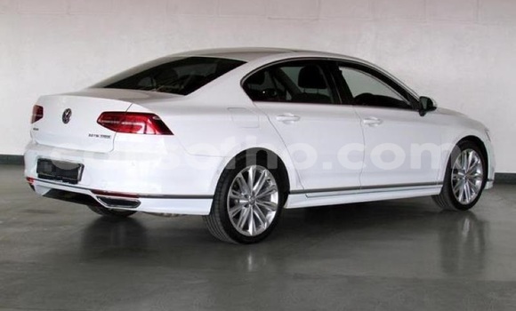 اشتري مستعمل Volkswagen Passat White سيارة في Maseru في Maseru اشتري مستعمل Volkswagen Passat White سيارة في Maseru في Maseru