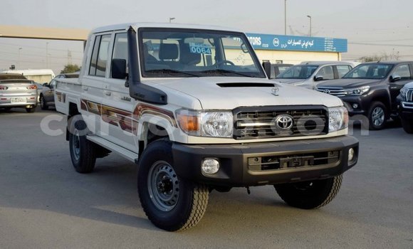 Sayi Imported Toyota Land Cruiser White Mota in Import - Dubai a Maseru Sayi Imported Toyota Land Cruiser White Mota in Import - Dubai a Maseru