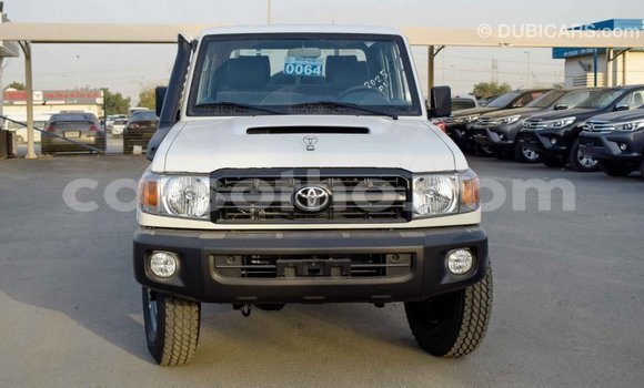 Sayi Imported Toyota Land Cruiser White Mota in Import - Dubai a Maseru Sayi Imported Toyota Land Cruiser White Mota in Import - Dubai a Maseru