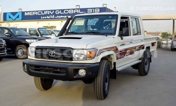 Sayi Imported Toyota Land Cruiser White Mota in Import - Dubai a Maseru Sayi Imported Toyota Land Cruiser White Mota in Import - Dubai a Maseru
