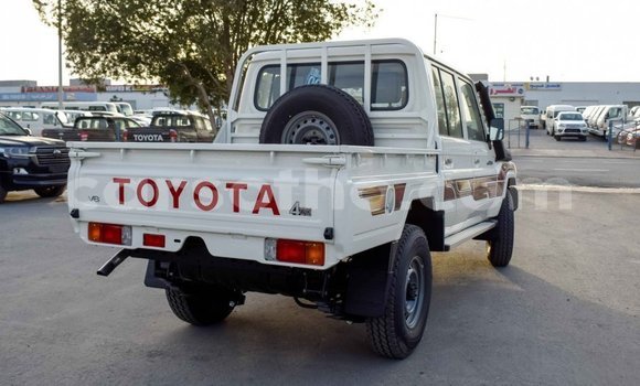 Sayi Imported Toyota Land Cruiser White Mota in Import - Dubai a Maseru Sayi Imported Toyota Land Cruiser White Mota in Import - Dubai a Maseru