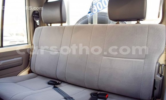 Sayi Imported Toyota Land Cruiser White Mota in Import - Dubai a Maseru Sayi Imported Toyota Land Cruiser White Mota in Import - Dubai a Maseru