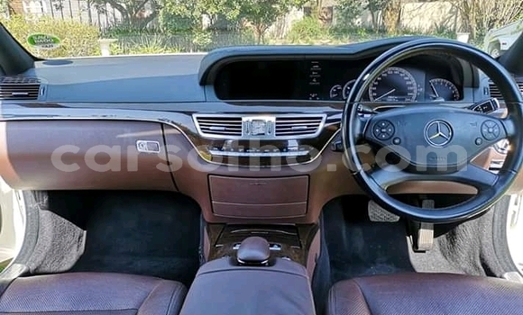 Acheter Occasion Voiture Mercedes-Benz 300CD Blanc à Maseru, Maseru Acheter Occasion Voiture Mercedes-Benz 300CD Blanc à Maseru, Maseru