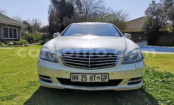 Acheter Occasion Voiture Mercedes-Benz 300CD Blanc à Maseru, Maseru Acheter Occasion Voiture Mercedes-Benz 300CD Blanc à Maseru, Maseru