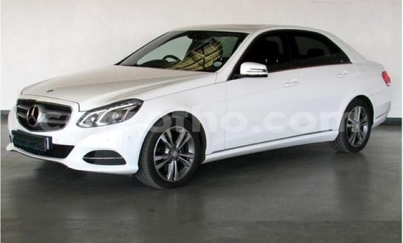 Sayi Na hannu Mercedes-Benz E–Class White Mota in Maseru a Maseru Sayi Na hannu Mercedes-Benz E–Class White Mota in Maseru a Maseru