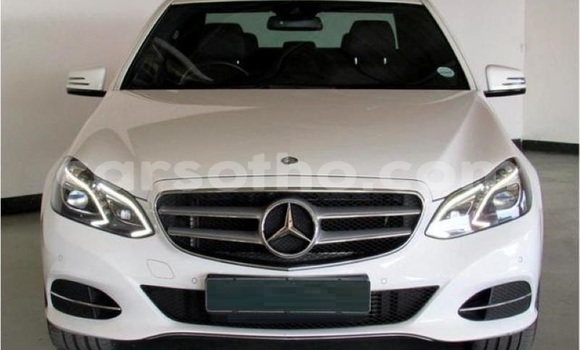 Sayi Na hannu Mercedes-Benz E–Class White Mota in Maseru a Maseru Sayi Na hannu Mercedes-Benz E–Class White Mota in Maseru a Maseru