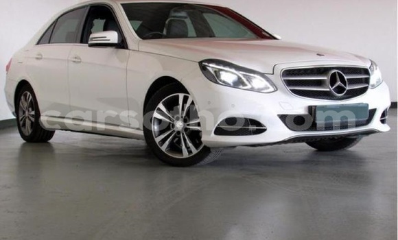 Sayi Na hannu Mercedes-Benz E–Class White Mota in Maseru a Maseru Sayi Na hannu Mercedes-Benz E–Class White Mota in Maseru a Maseru