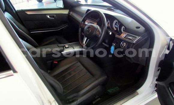 Sayi Na hannu Mercedes-Benz E–Class White Mota in Maseru a Maseru Sayi Na hannu Mercedes-Benz E–Class White Mota in Maseru a Maseru