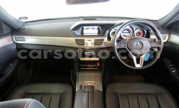Sayi Na hannu Mercedes-Benz E–Class White Mota in Maseru a Maseru Sayi Na hannu Mercedes-Benz E–Class White Mota in Maseru a Maseru
