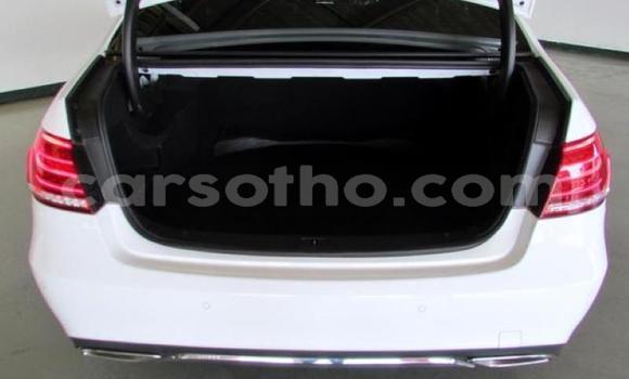 Sayi Na hannu Mercedes-Benz E–Class White Mota in Maseru a Maseru Sayi Na hannu Mercedes-Benz E–Class White Mota in Maseru a Maseru
