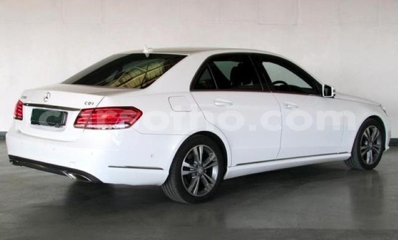 Sayi Na hannu Mercedes-Benz E–Class White Mota in Maseru a Maseru Sayi Na hannu Mercedes-Benz E–Class White Mota in Maseru a Maseru