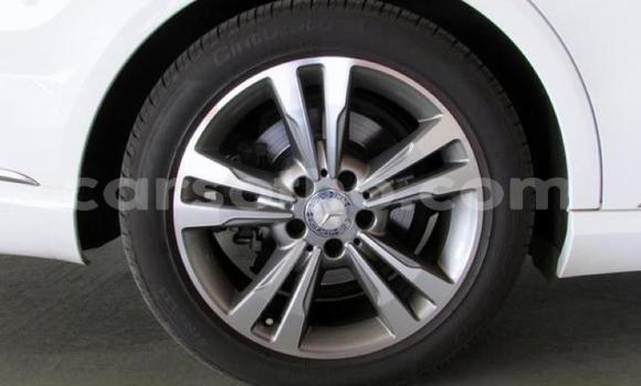 Sayi Na hannu Mercedes-Benz E–Class White Mota in Maseru a Maseru Sayi Na hannu Mercedes-Benz E–Class White Mota in Maseru a Maseru