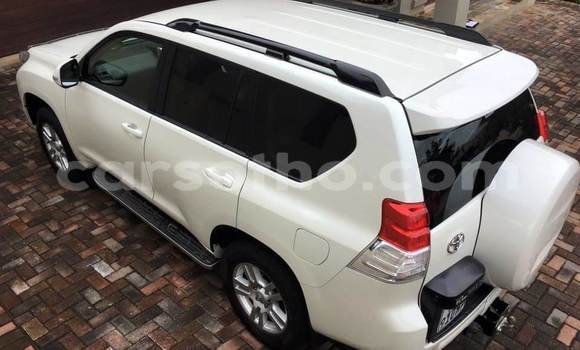 Sayi Na hannu Toyota Land Cruiser Prado White Mota in Maputsoa a Leribe Sayi Na hannu Toyota Land Cruiser Prado White Mota in Maputsoa a Leribe