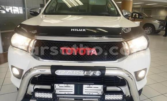 Sayi Na hannu Toyota Hilux White Mota in Maseru a Maseru Sayi Na hannu Toyota Hilux White Mota in Maseru a Maseru