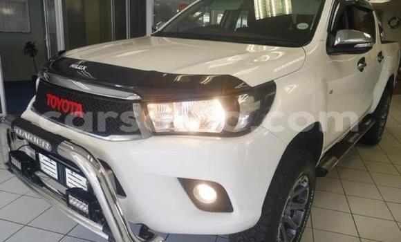 Sayi Na hannu Toyota Hilux White Mota in Maseru a Maseru Sayi Na hannu Toyota Hilux White Mota in Maseru a Maseru