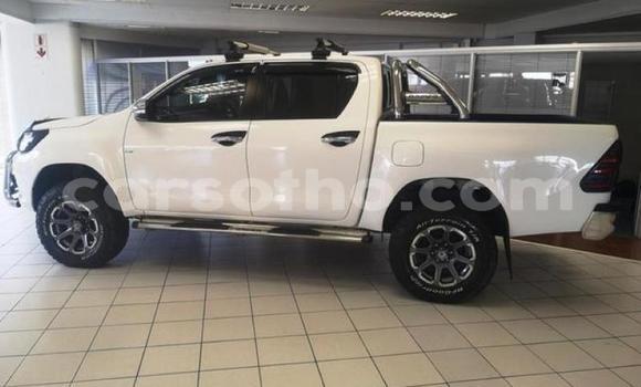 Sayi Na hannu Toyota Hilux White Mota in Maseru a Maseru Sayi Na hannu Toyota Hilux White Mota in Maseru a Maseru