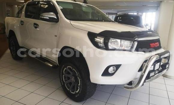 Sayi Na hannu Toyota Hilux White Mota in Maseru a Maseru Sayi Na hannu Toyota Hilux White Mota in Maseru a Maseru