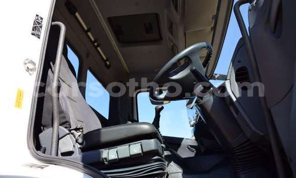 Sayi Na hannu Mercedes‒Benz 1824 White Babbar mota in Maputsoa a Leribe Sayi Na hannu Mercedes‒Benz 1824 White Babbar mota in Maputsoa a Leribe