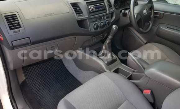 Sayi Na hannu Toyota Hilux White Mota in Maputsoa a Leribe Sayi Na hannu Toyota Hilux White Mota in Maputsoa a Leribe