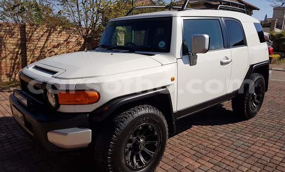 Buy Used Toyota FJ Cruiser White Car in Maputsoa in Leribe Buy Used Toyota FJ Cruiser White Car in Maputsoa in Leribe