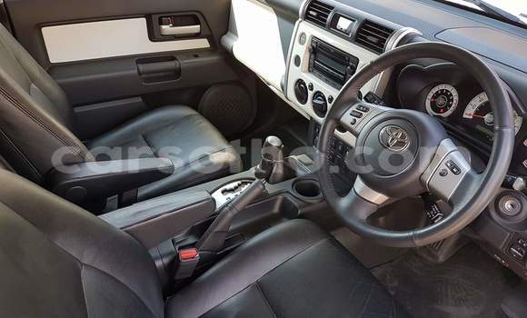 Buy Used Toyota FJ Cruiser White Car in Maputsoa in Leribe Buy Used Toyota FJ Cruiser White Car in Maputsoa in Leribe