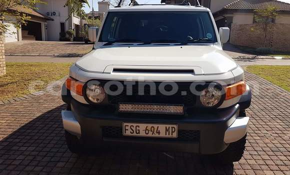 Buy Used Toyota FJ Cruiser White Car in Maputsoa in Leribe Buy Used Toyota FJ Cruiser White Car in Maputsoa in Leribe