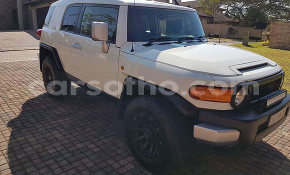 Buy Used Toyota FJ Cruiser White Car in Maputsoa in Leribe Buy Used Toyota FJ Cruiser White Car in Maputsoa in Leribe