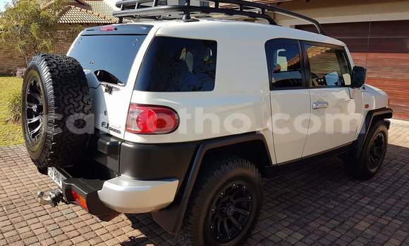 Buy Used Toyota FJ Cruiser White Car in Maputsoa in Leribe Buy Used Toyota FJ Cruiser White Car in Maputsoa in Leribe