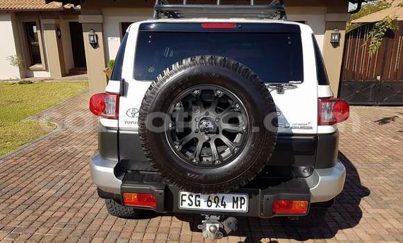 Buy Used Toyota FJ Cruiser White Car in Maputsoa in Leribe Buy Used Toyota FJ Cruiser White Car in Maputsoa in Leribe