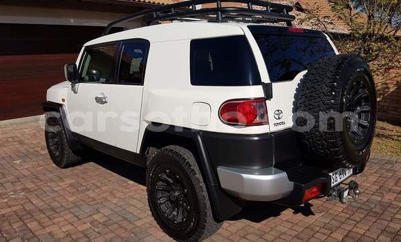 Buy Used Toyota FJ Cruiser White Car in Maputsoa in Leribe Buy Used Toyota FJ Cruiser White Car in Maputsoa in Leribe